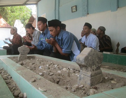 makam kyai maksum tugu wisata