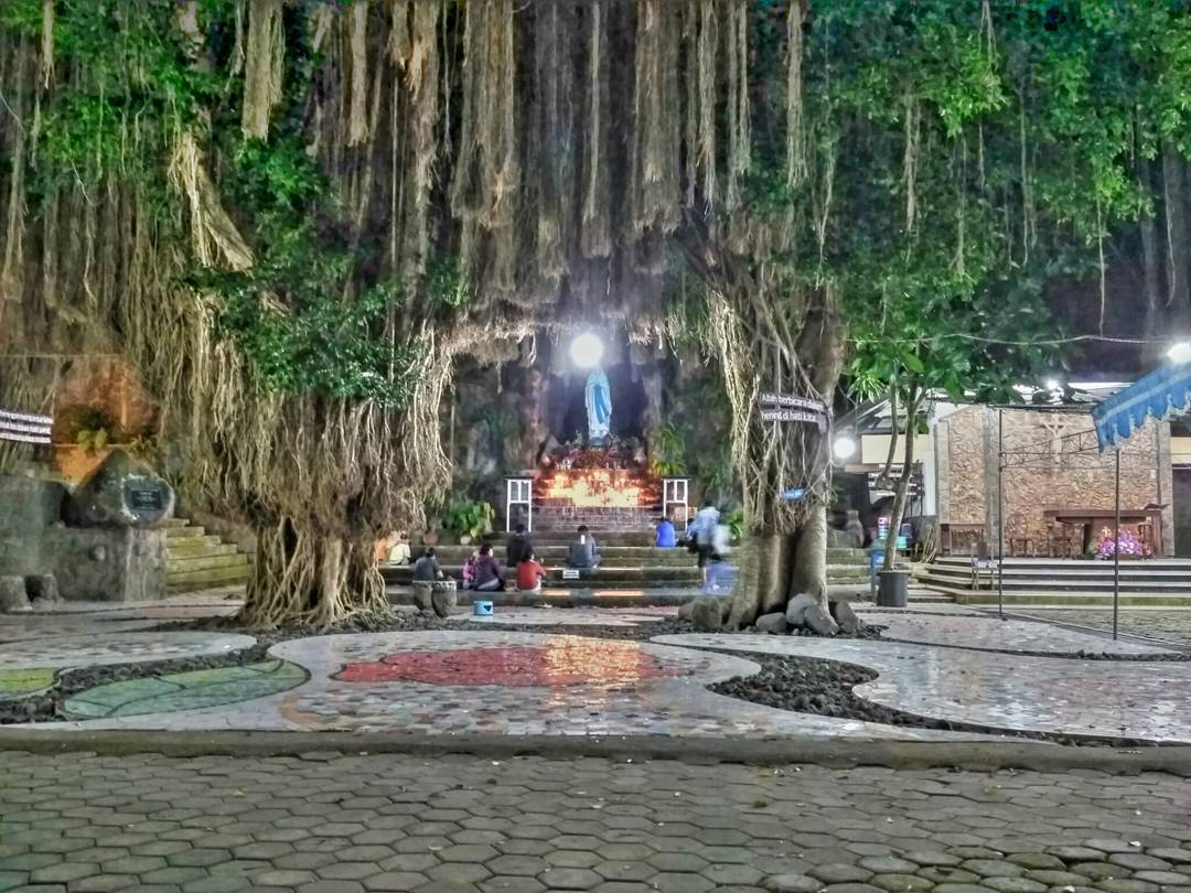 Goa Maria Sendang Sriningsih Tugu Wisata