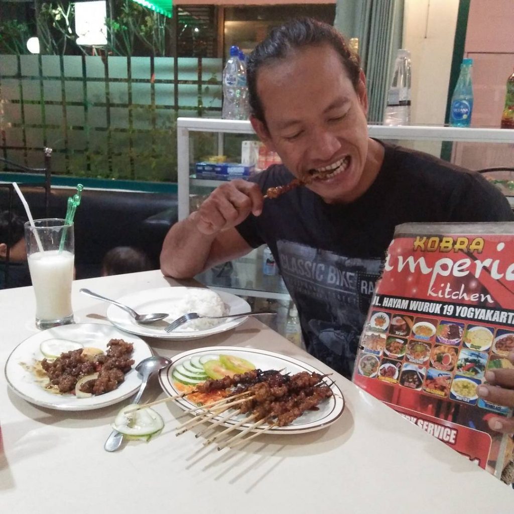 Sate Ular Kobra Tugu Wisata