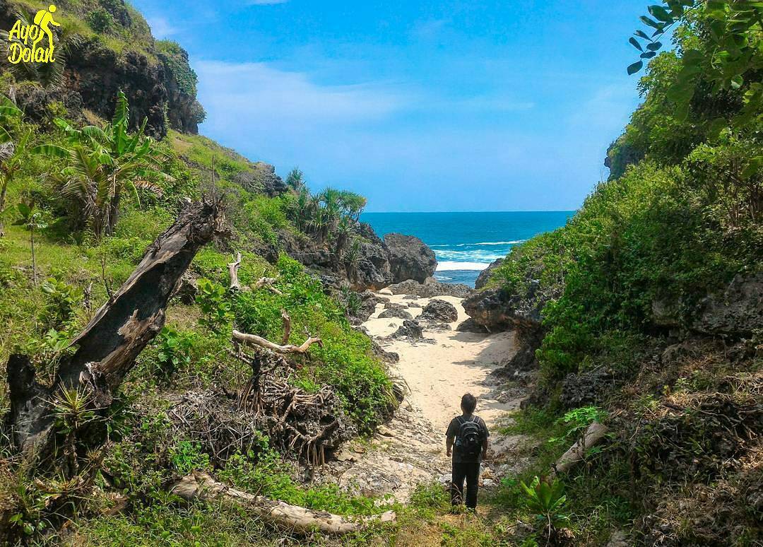 Pantai Mbirit Gunungkidul Tugu Wisata