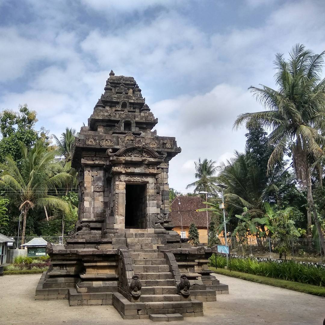 Candi Merak Klaten Tugu Wisata