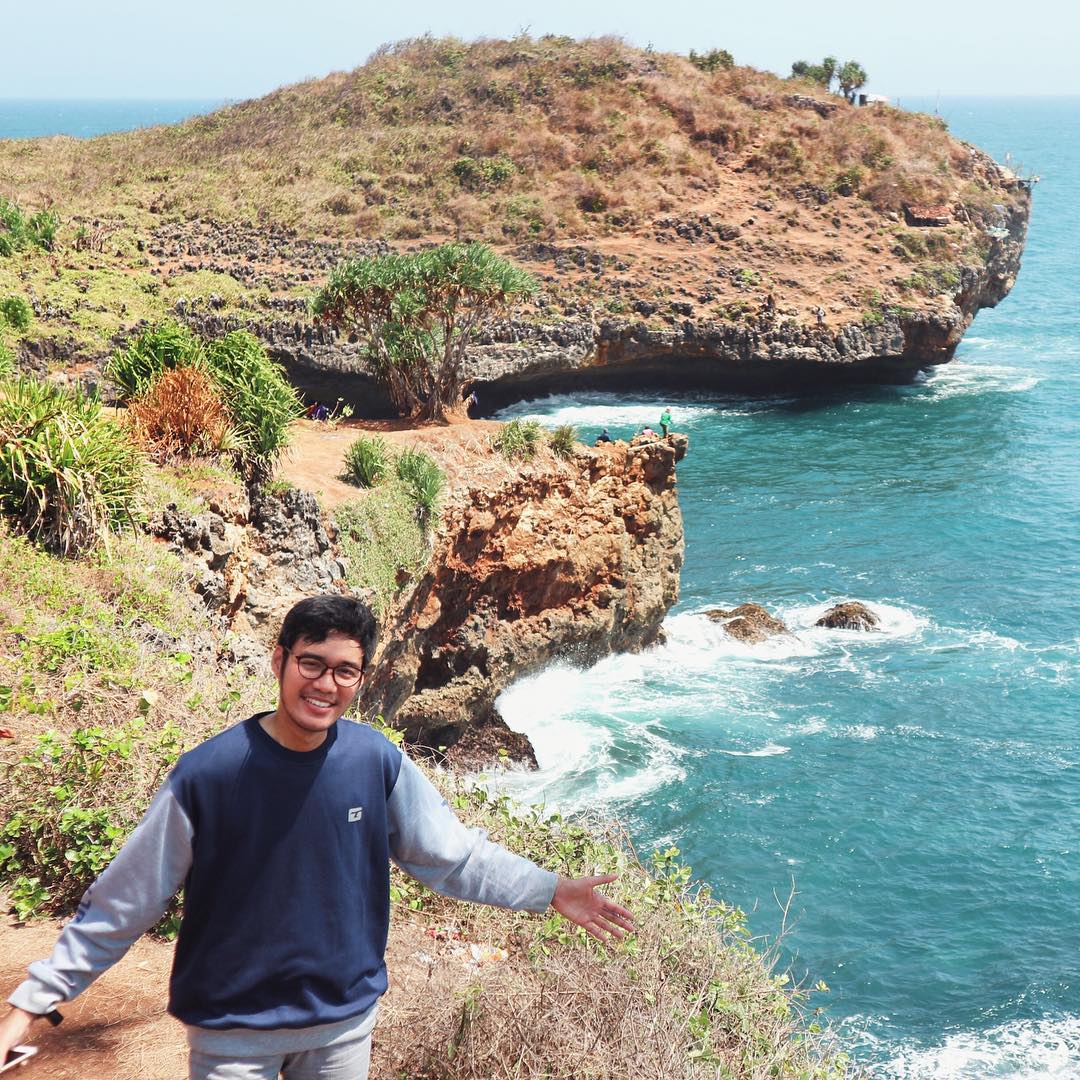 Pantai Kesirat Tugu Wisata