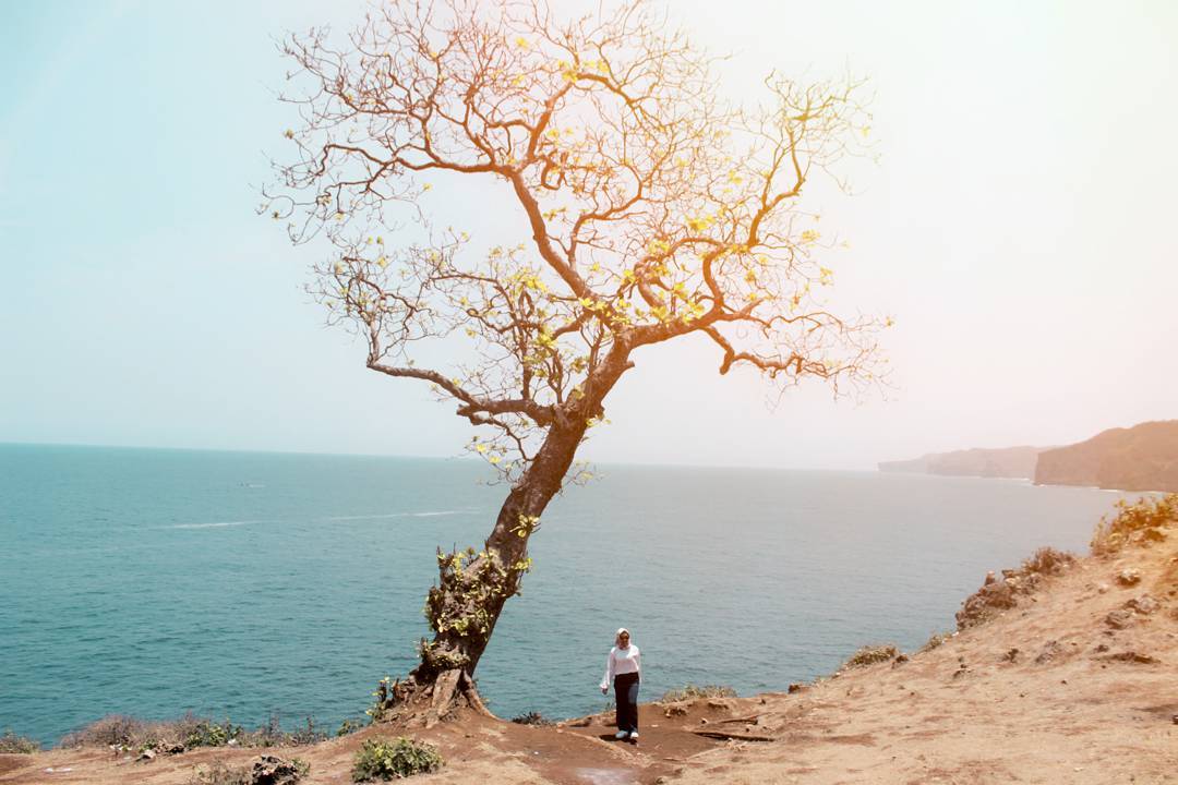 Pantai Kesirat Tugu Wisata