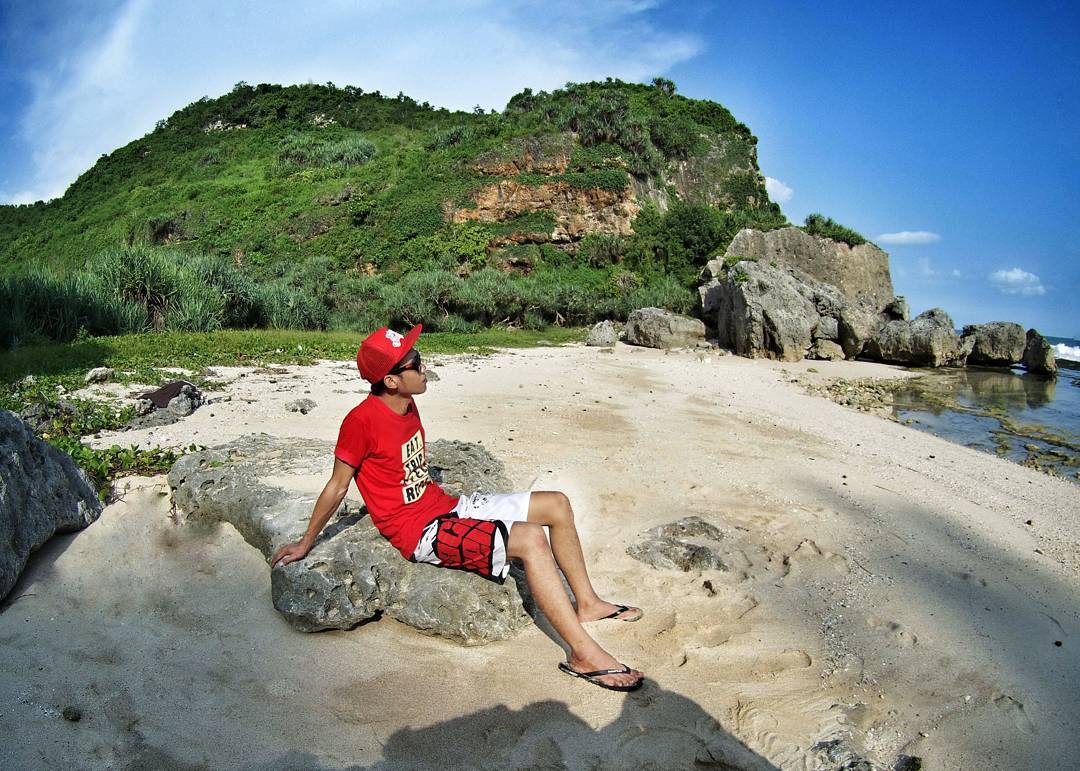 Pantai Nglangkap Gunungkidul Tugu Wisata