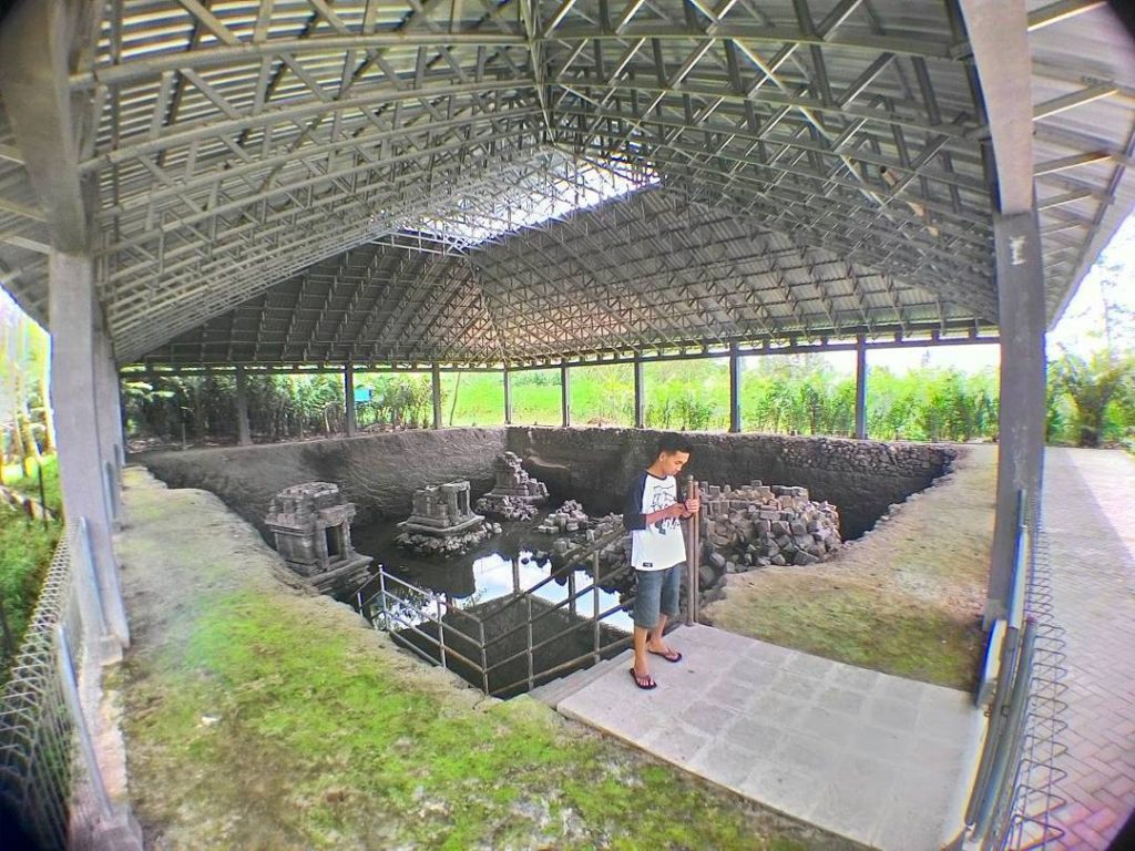 candi losari tugu wisata