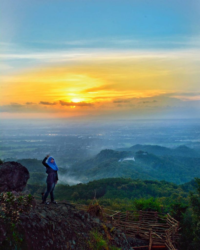 watu goyang imogiri bantul tugu wisata