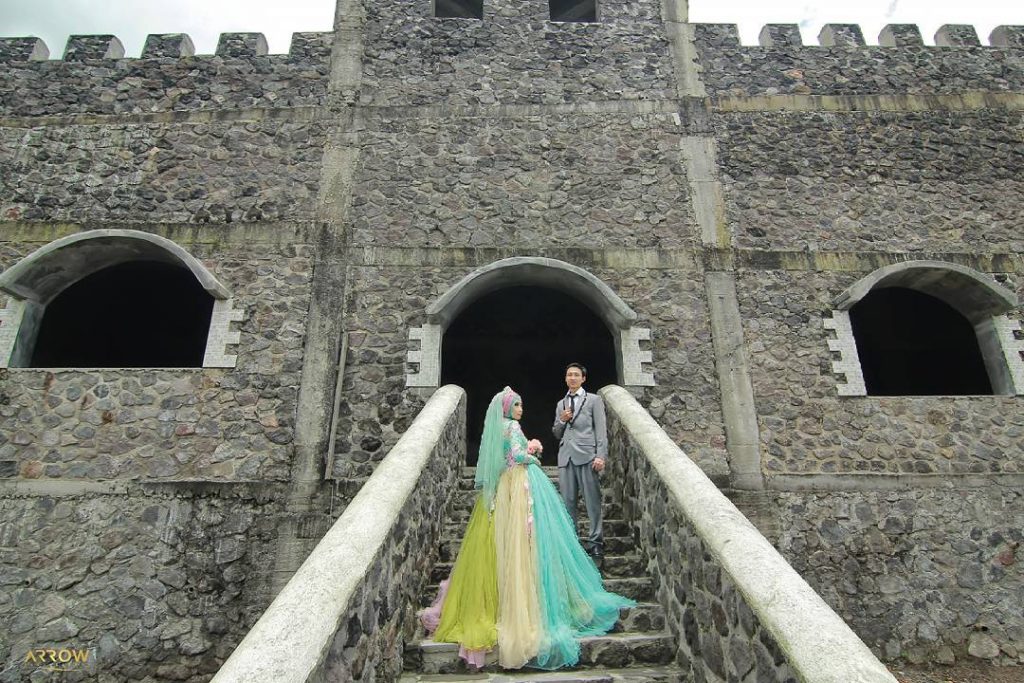 spot prewedding jogja outdoor the lost world castle