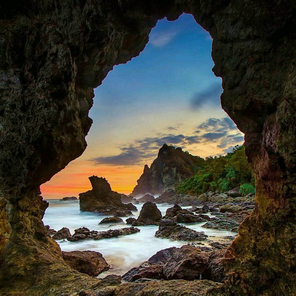 pantai watu lumbung gunungkidul