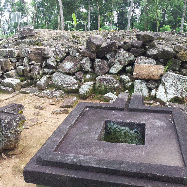 candi miri tugu wisata