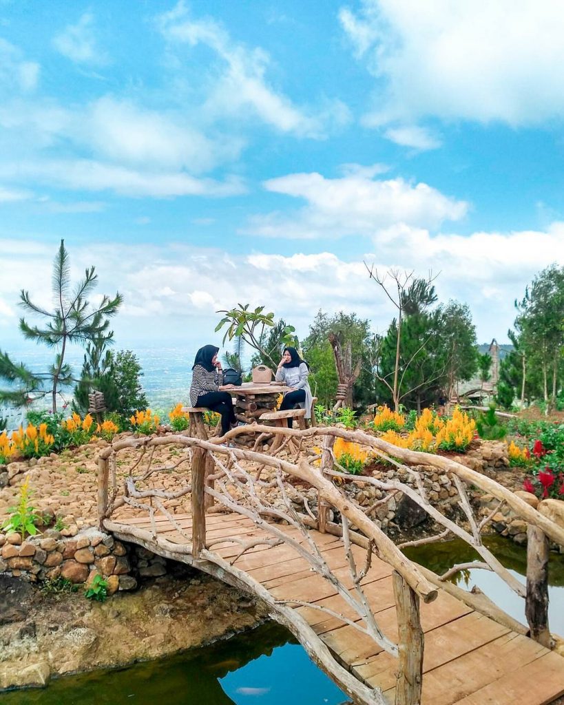 Bukit Lintang Sewu Tugu Wisata