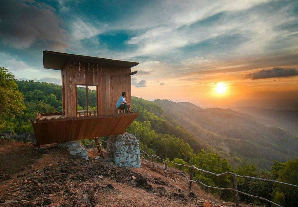 Bukit Lintang Sewu Tugu Wisata