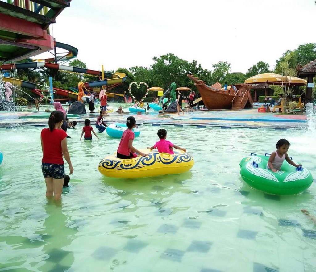 Grand Puri Waterpark Tugu Wisata