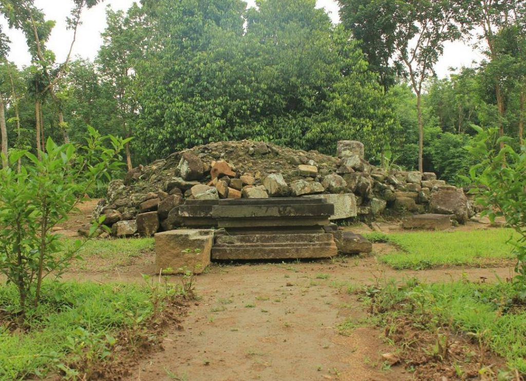 candi miri tugu wisata