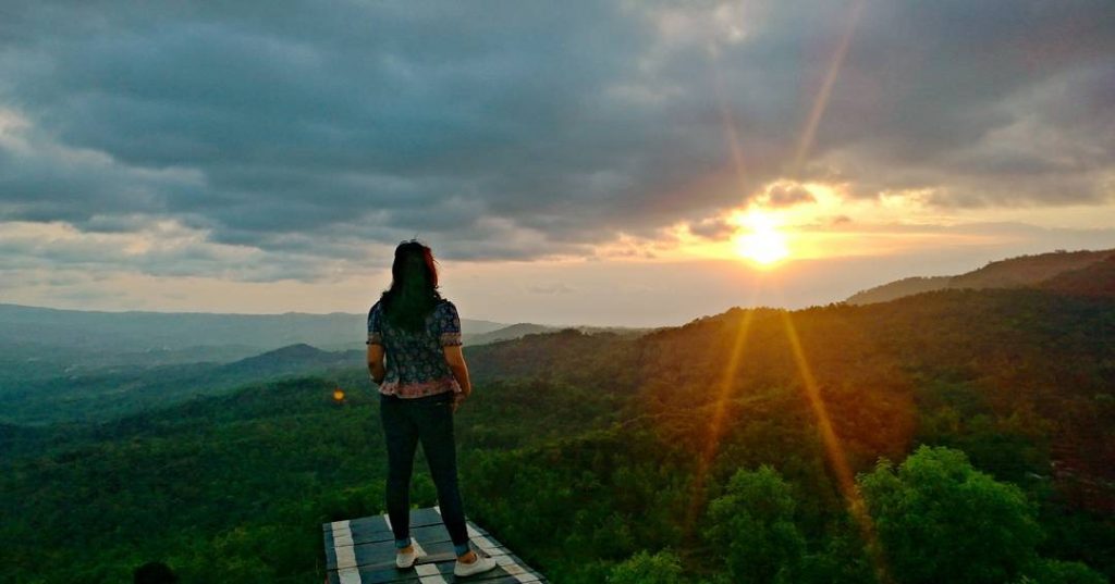 gunung gentong tugu wisata