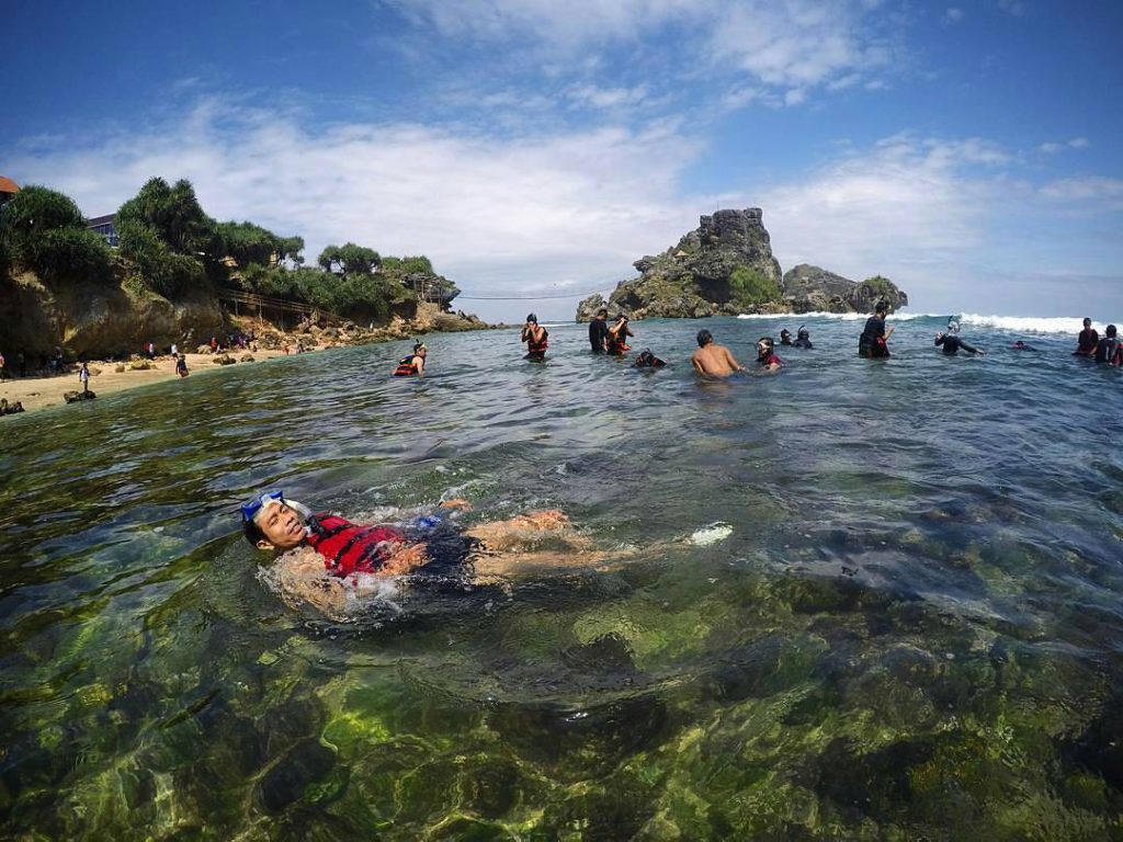 Pantai Nglambor Gunungkidul ~ Pantai Paling Eksotis di Jogja 